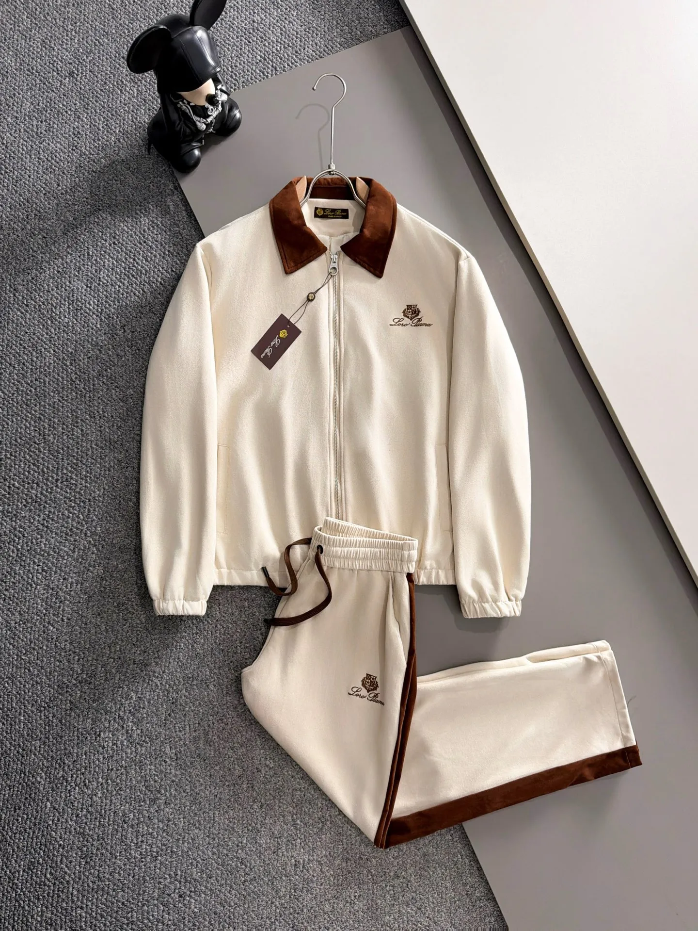🛫🛫🛫High version Loro Piana 26ss customized top-quality fabric new jacket casual pants, ribbon letter embroidery stitching new show products‼ The product is in perfect condition, comfortable and warm, complete with three labels, full and attractive color, very outstanding design, customized hardware accessories can easily enhance the fashion sense, the workmanship is extremely elegant and rigorous, and the wiring is neat and meticulous! A masterpiece from a famous designer! The upper body does not look bloated and is super handsome! Sizes：M～XXXL